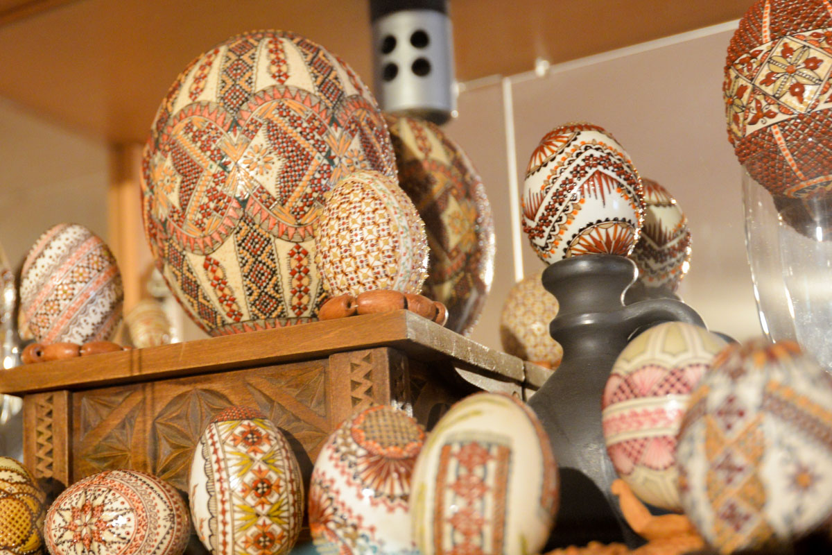 Das eindrucksvolle Museum der bemalten Eier in Vama, Rumänien, präsentiert Europas größte und vielfältigste Sammlung von handbearbeiteten Eiern