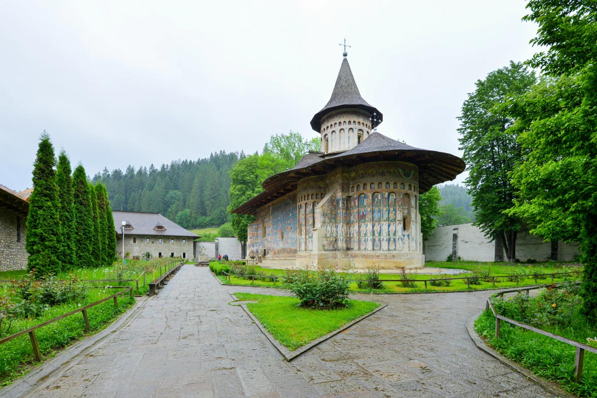 Das Kloster Voroneț im gleichnamigen Dorf im Norden Rumäniens beherbergt die wohl prächtigste Kirche aller bemalten Moldauklöster der Bukowina