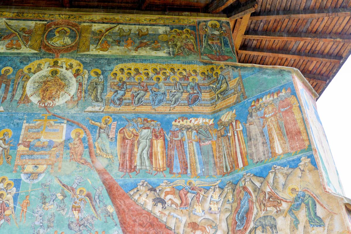 Detail der Darstellung des Jüngsten Gerichts am Kloster Voroneț im Norden Rumäniens mit der zentralen Dreifaltigkeit von Gott, Jesus Christus und dem Heiligen Geist als Taube