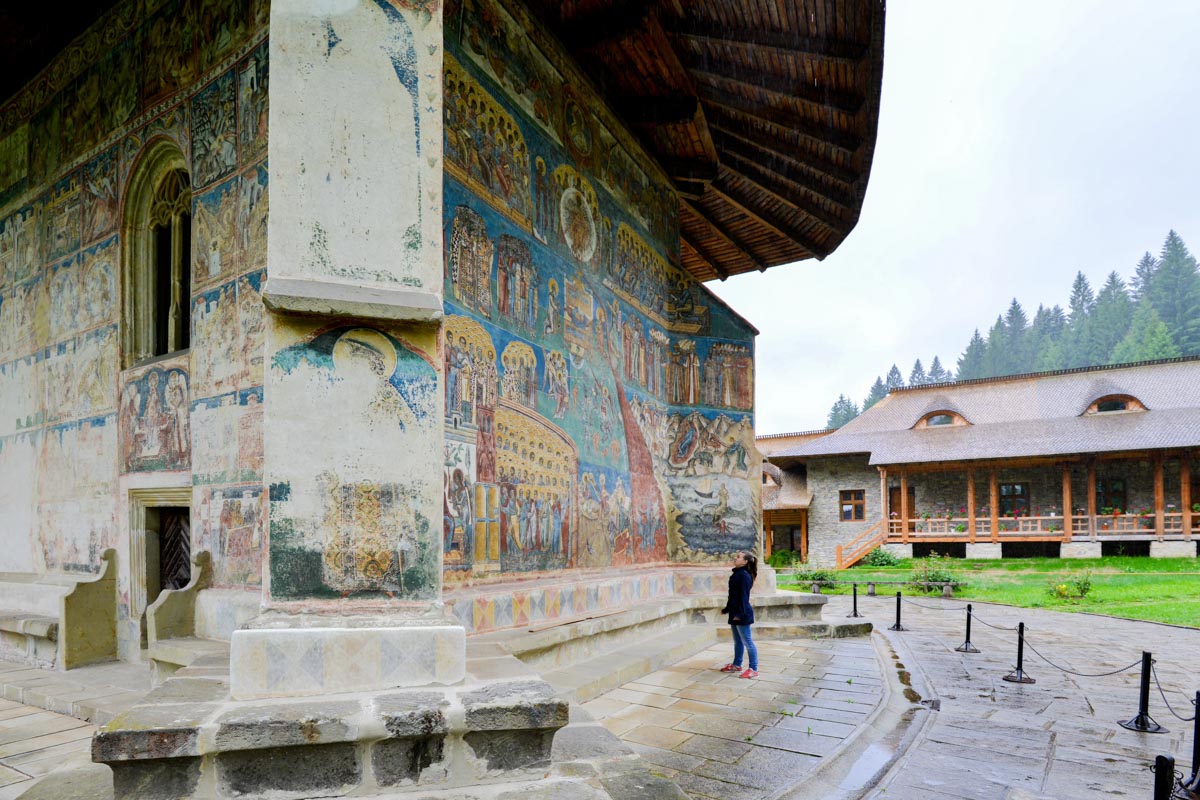 Seinen aufwändigen Fassadenschmuck erhielt das Kloster Voroneț im Norden Rumäniens im Jahr 1535 unter Petru Rares, Sohn von Stefan dem Großen